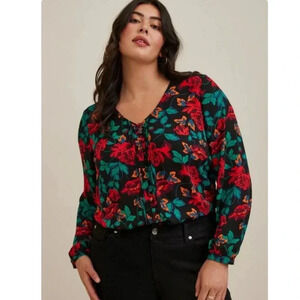{Torrid} NWT Georgette Pintuck Button-Front Blouse (Size 2)